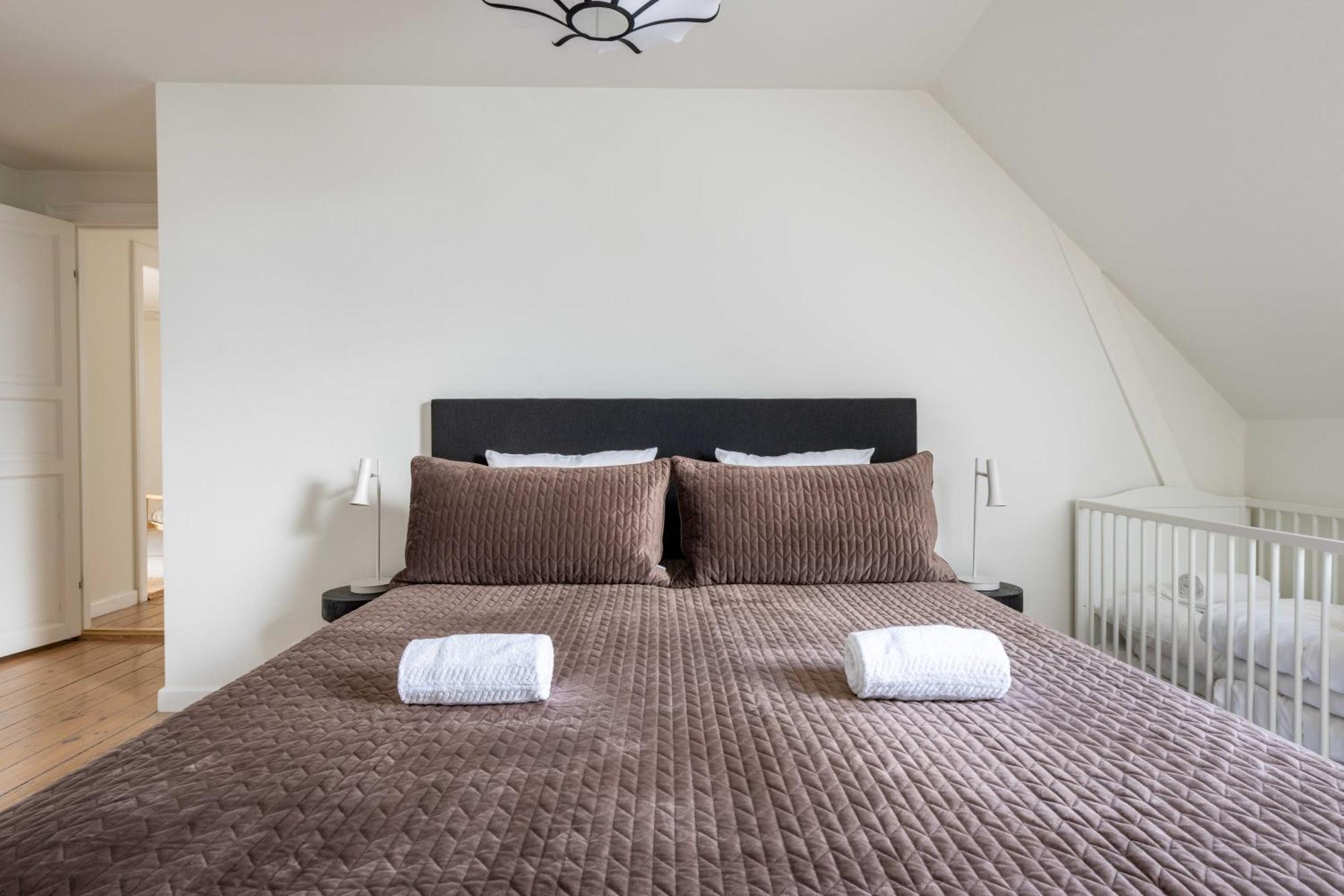 Cozy 2 Bedroom Flat In Peaceful Neighbourhood *